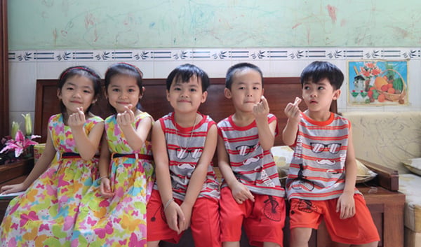 5 đứa trẻ ba trai, hai gái vô cùng đáng yêu và kháu khỉnh đang lớn lên từng ngày.  