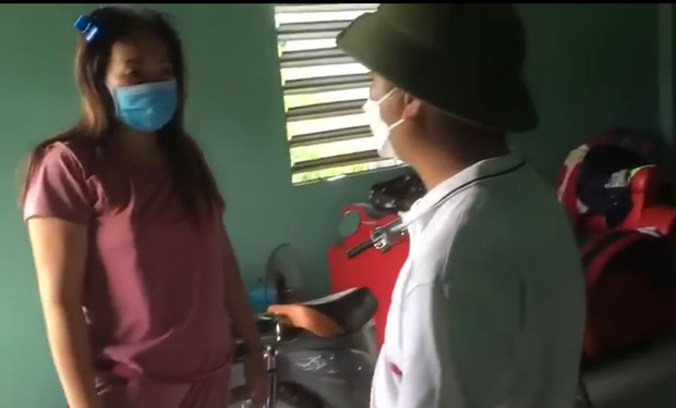 Cán bộ xã xuống xác minh nhà người phụ nữ