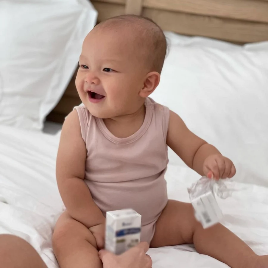 Leon tiếp tục được mẹ Hồ Ngọc Hà cho lên sóng với khoảnh khắc vô cùng hài hước. Trong ảnh, Leon có điệu cười tươi rói, mẹ Hồ Ngọc Hà chú thích: 