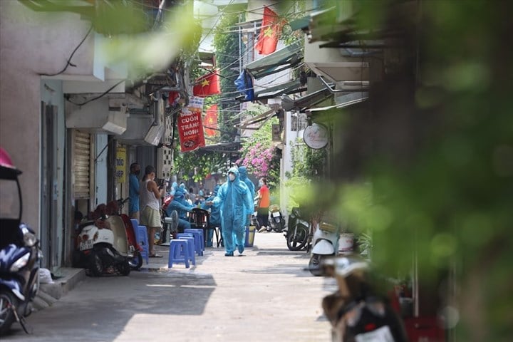 Lực lượng y tế lấy mẫu xét nghiệm cho những người liên quan tại ngõ 76 An Dương (Tây Hồ, Hà Nội). Ảnh: TTXVN  