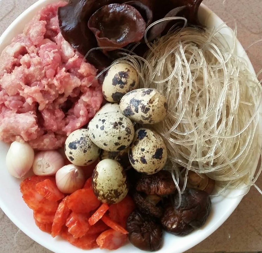 Nhân bánh bao có thể thêm lạp xưởng, thay trứng cút bằng trứng muối tùy sở thích.