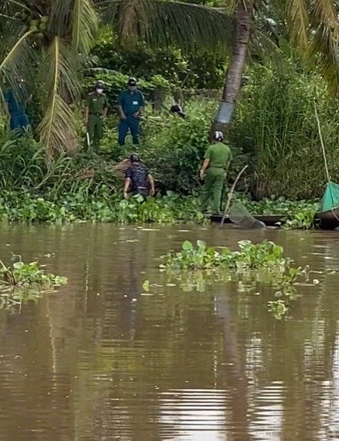 Nam thanh niên bị cán bộ công an chèo cả thuyền ra sông để bắt vào bờ khi cố tình 