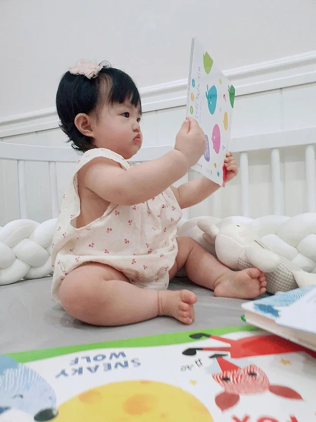 Ông Cao Thắng đăng tải hình ảnh con gái lên đồ và cầm sách chăm chú đọc. Ai ngờ bố bỉm 