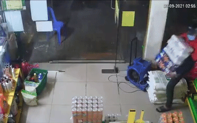 Nam thanh niên đột nhập cửa hàng Bách Hóa Xanh giữa mùa dịch, lấy trộm 7 thùng bia cùng nhiều tài sản