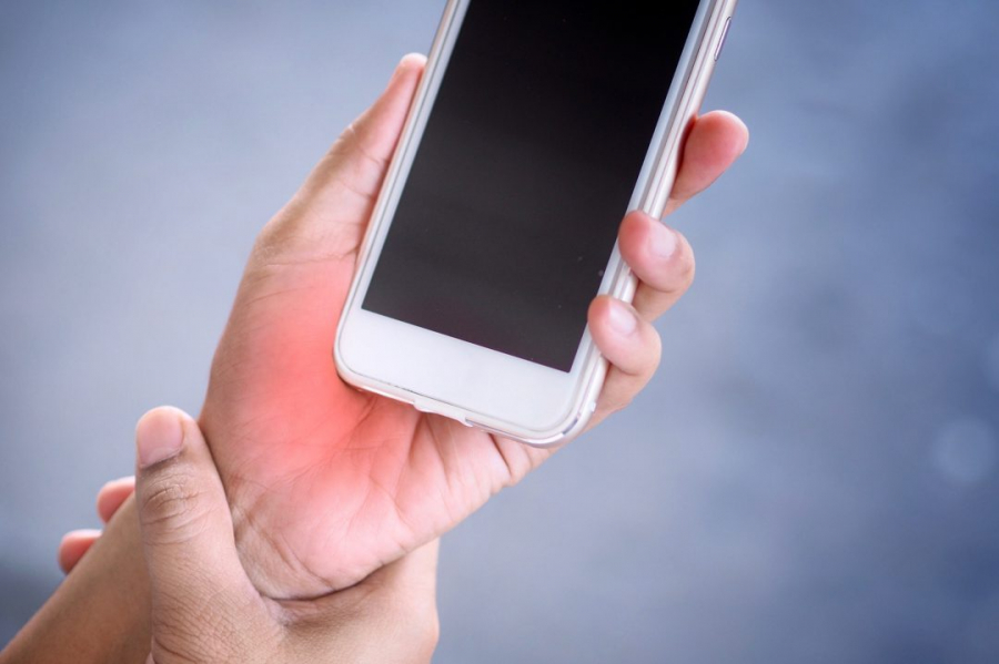 smartphones-can-damage-your-hands_x43q.1080