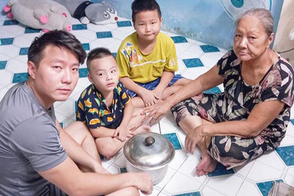 Anh Thông, mẹ và hai cháu (Ảnh: Vietnamnet)