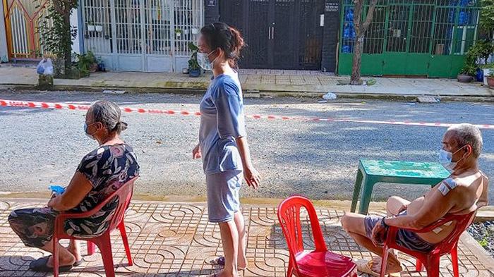 Gia đình anh Thông thay phiên nhau tắm nắng buổi sáng (Ảnh: Vietnamnet)