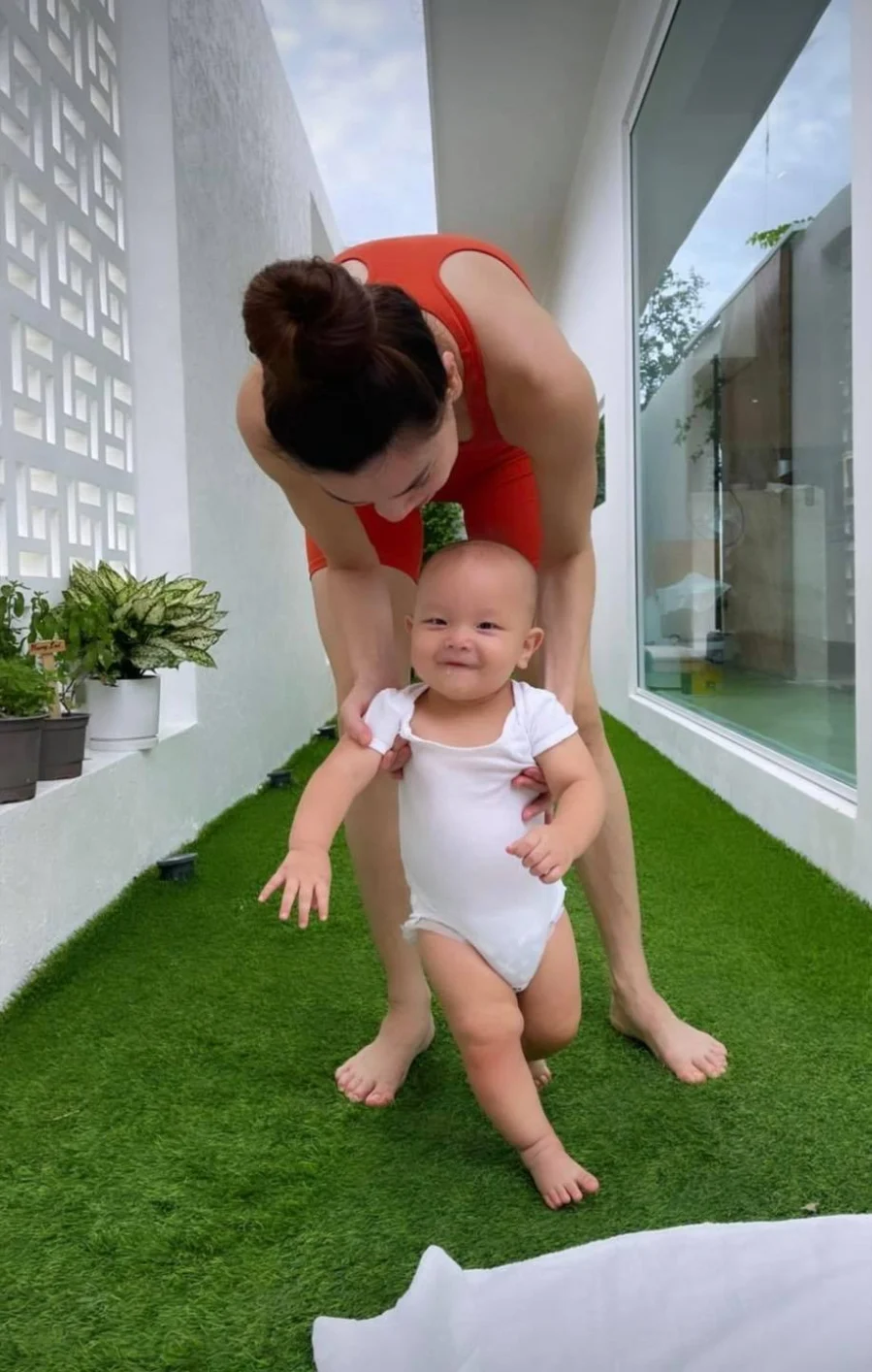Hà Hồ than thở khi thấy các con ngày một lớn dần, còn mình thì lại già thêm. Trên trang cá nhân, bà mẹ bỉm sữa viết: 