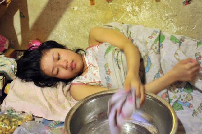 Bà Vương một mình nuôi con gái suốt 18 năm. (Ảnh minh họa)
