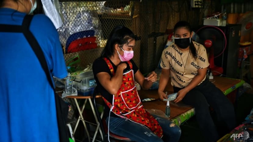 Thái Lan đang thử nghiệm lấy mẫu xét nghiệm Covid-19 qua nách (Ảnh:  AFP)