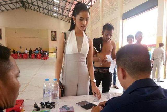 Một hoa hậu chuyển giới tham gia khám tuyển