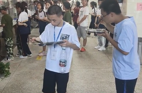 Một số học sinh tỏ ra ái ngại và ăn hết suất ăn của mình.