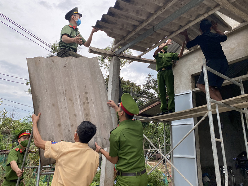 Công an giúp dân  dựng lại mái nhà bị tốc sau cơn bão Conson (Ảnh: Kinh tế đô thị)