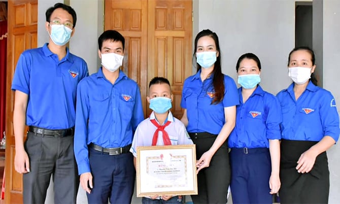 Em Đức nhận bằng khen  từ Tỉnh đoàn Hà Tĩnh (Ảnh: Ngôi sao)
