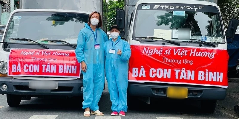 Hoài Phương và Việt Hương chia sẻ nhật kí lịch trình phát quà nhưng có chút khác biệt. Sau khi liệt kê hành trình của buổi phát quà, ông xã Việt Hương đã có lời nhắn nhủ ngắn về việc dừng phát quà từ thiện. Hoài Phương tâm sự: 