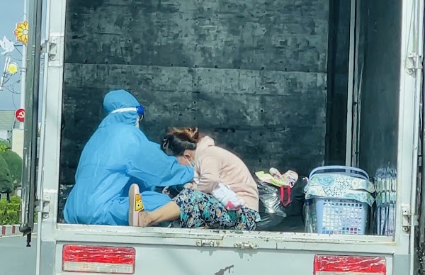 Bác sĩ xuống phòng của hai mẹ con