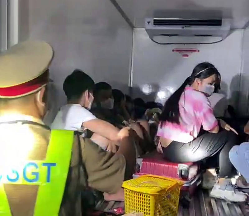 CSGT phát hiện 15 người trong thùng xe, một số có biểu hiện khó thở ( Ảnh: PLO)    