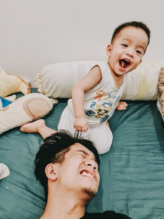 Mặc dù mắc Covid-19 nhưng bé trai vẫn rất hiếu động (Ảnh: Zing)