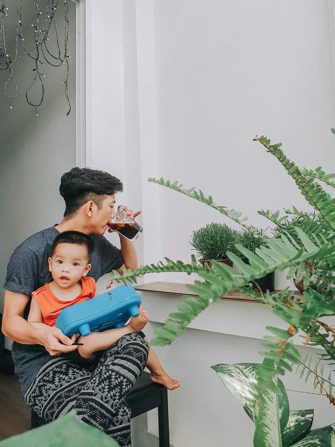 Hai bố con tự cách ly riêng trong phòng (Ảnh: Zing)