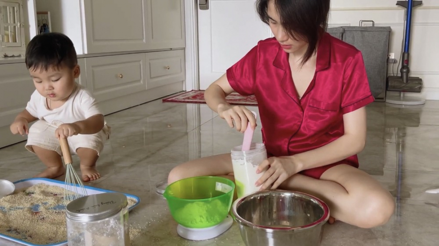 vlog-dau-tien-hoa-minzy-thuc-hien-cho-con-trai-3db42a9a