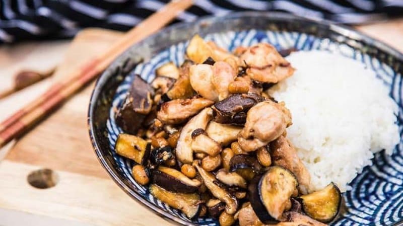 Gà xào nấm thơm ngon hấp dẫn