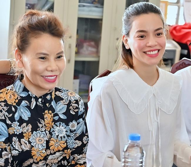 MXH lan truyền bài đăng về việc mẹ của Hồ Ngọc Hà dùng tới 3 tài khoản ngân hàng để thực hiện các giao dịch chuyển tiền từ thiện. Điều này chưa từng được công bố rõ ràng. Sáng 14/9, dân mạng tiếp tục truyền tay nhau hình ảnh bà Ngọc Hương trao tiền từ thiện cho người dân nhưng ghi dòng chữ: 