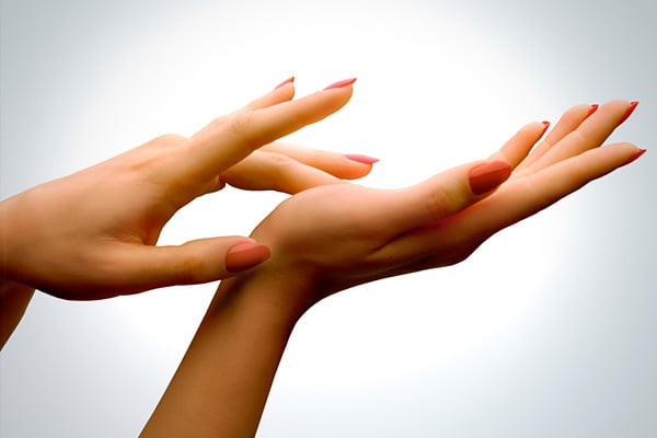 Một người phụ nữ bàn tay đẹp với ngón tay thon nhỏ sở hữu nét quyến rũ sang trọng vô cùng.    