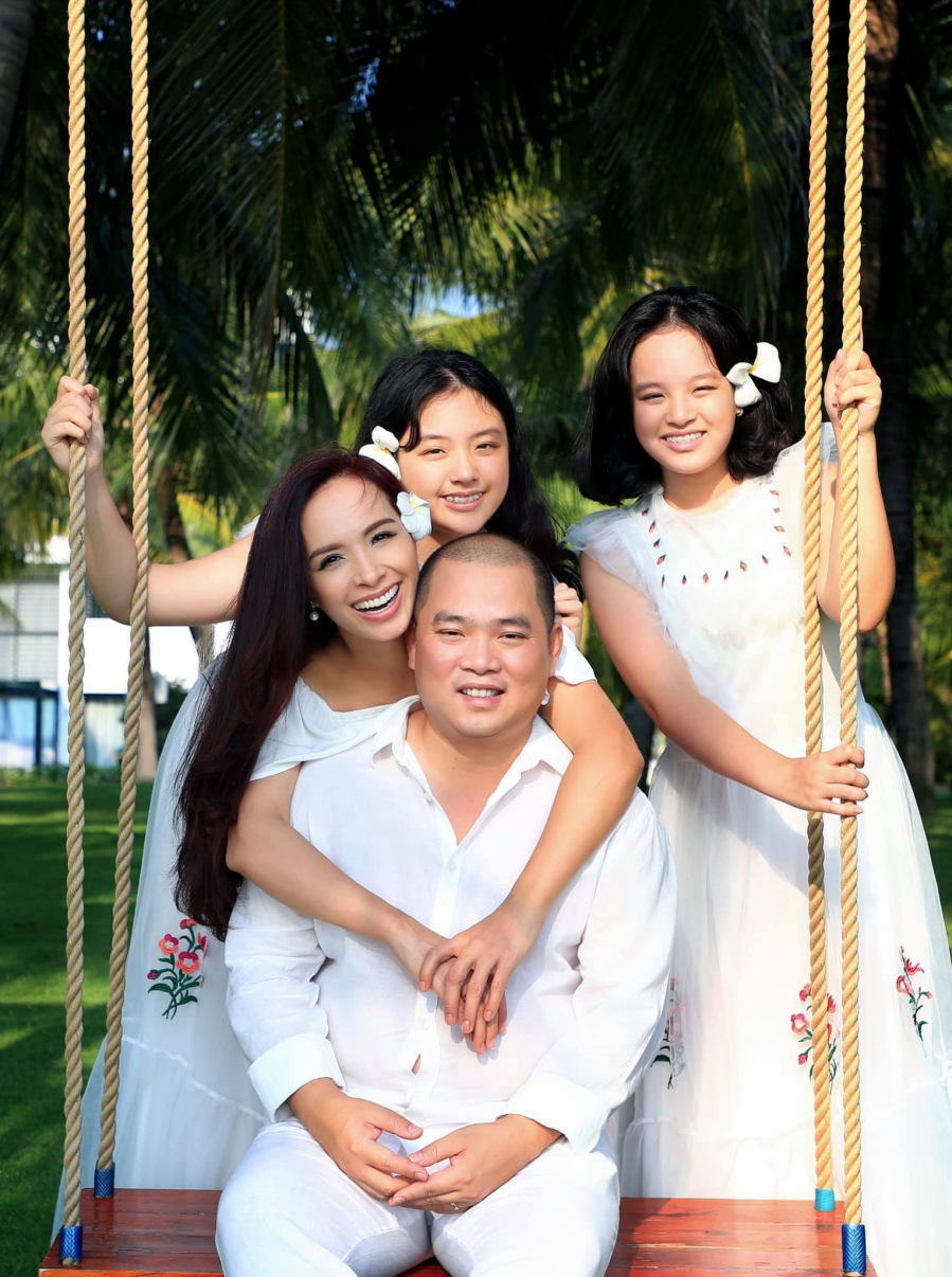 Đi du lịch vài ngày lại thành gần 3 tháng, Shbet16 chơi game trực tuyến hiện tại của Thúy Hạnh ở Phú Quốc nhận được nhiều sự quan tâm. Trên trang cá nhân, cô vẫn thường xuyên chia sẻ về Shbet16 chơi game trực tuyến Shbet111 slot, casino, thể thao, xổ số những ngày bị kẹt trên đảo. Mới đây cô khoe ảnh đánh dấu cột mốc 80 ngày sống tại Phú Quốc. 