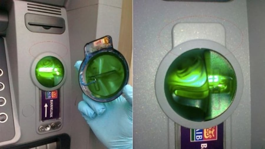 Skimmer được gắn chồng lên trên khe rút tiền thật của cây ATM.