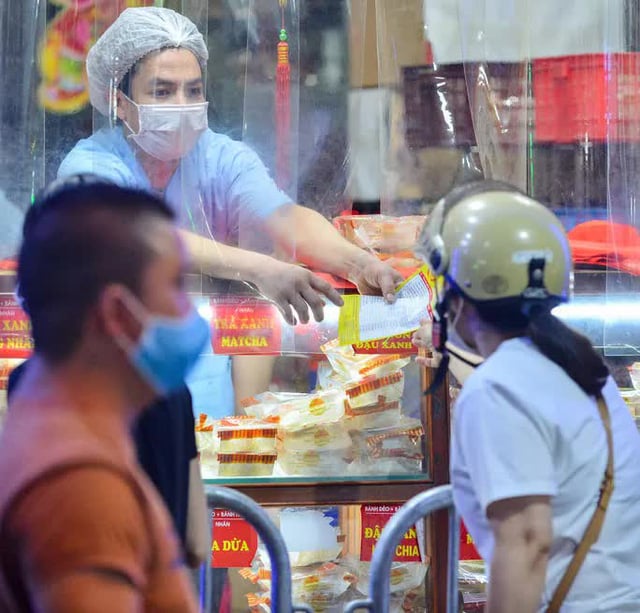 Hàng rào là khu vực đứng của người dân, cách quầy bán hàng chừng 50 phân (Ảnh: Người lao động)