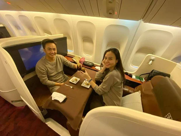 Cường Đô La bất ngờ đăng tải ảnh 2 vợ chồng vui vẻ check in trên máy bay và còn thông báo trốn con cưng để đi chơi. Điều gây chú ý là cả hai đều không đeo khẩu trang và đặc biệt nhiều người thắc mắc đang dịch bệnh phức tạp, cặp đôi vẫn có thể đi chơi. Cường Đô La phải vội lên tiếng đính chính ngay và luôn để tránh bị công kích: 