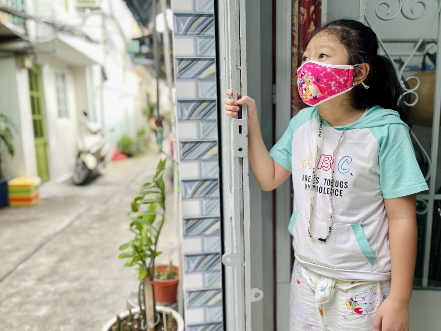 Quế Anh thường nhìn về nhà trọ cũ, nơi có nhiều kỷ niệm của em và mẹ (Ảnh: Thanh Niên)  