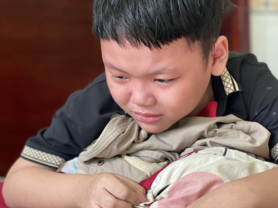 Em Trường mắt ngấn lệ khi nhắc về ba mẹ (Ảnh: Thanh Niên)