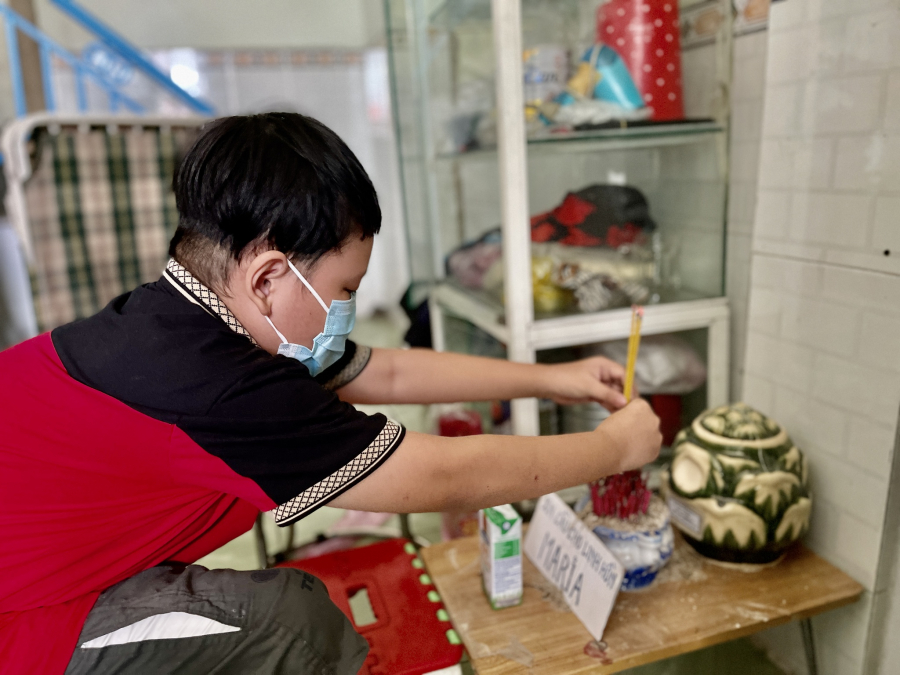 Nhiều lần Trường ngồi trước bàn thờ, nói chuyện với mẹ (Ảnh: Thanh Niên)    