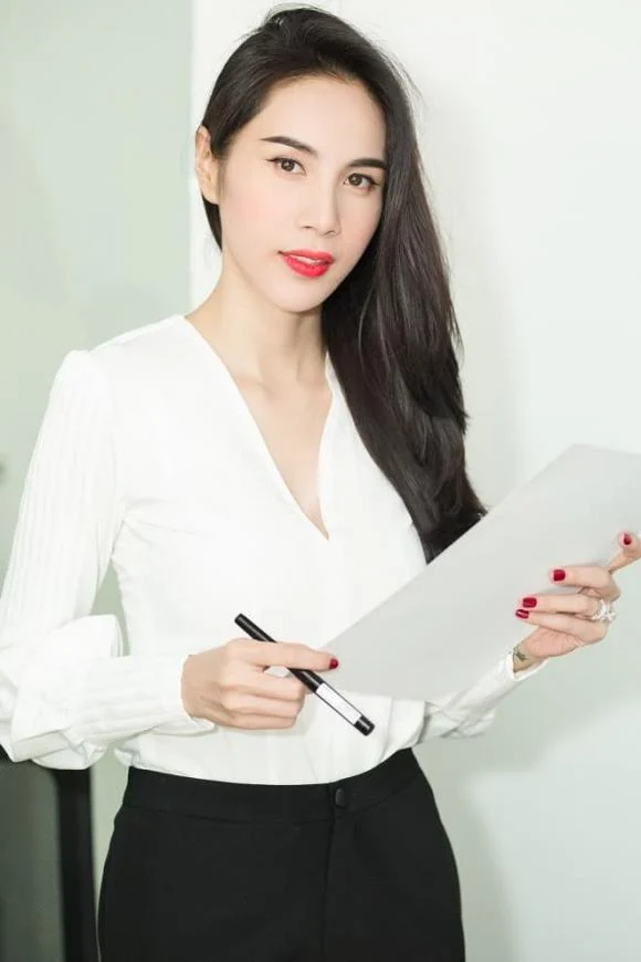 MXH truyền tay nhau về sự khác biệt ở chi tiết năm sinh của Thủy Tiên. Phía Thủy Tiên đã có lời giải đáp về vấn đề này, cụ thể năm sinh chính xác của Thủy Tiên là 1985. Vì sự nhầm lẫn về ngày âm lịch và dương lịch nên người hộ sinh đã ghi ngày tháng năm của Thủy Tiên theo âm lịch. Thủy Tiên cũng khá bất ngờ khi bị soi ra chi tiết này. Cô cho biết, việc sai năm sinh do âm lịch và dương lịch là chuyện bình thường. Thời điểm Thủy Tiên sinh vào lúc nửa đêm nên chuyện sai sót và ghi sai ngày tháng năm sinh là chuyện dễ hiểu. Cô nhấn mạnh thông tin năm sinh trên wikipedia là do người khác tổng hợp và đưa lên chứ không phải cô ghi ra.
