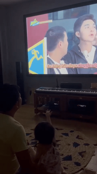 Trường Giang đăng tải clip ngắn ghi lại khoảnh khắc vui đùa cùng con gái Destiny. Khi nhìn thấy ba trên tivi, cô bé thích thú: 