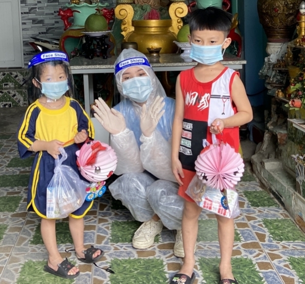 tieu-vy-mac-do-bao-ho-trao-long-den-tang-cac-em-nho-tai-benh-vien-42623791