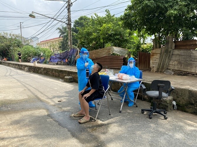 Trạm y tế phường Kiến Hưng tổ chức truy vết, điều tra dịch tễ, lấy mẫu xét nghiệm Covid-19