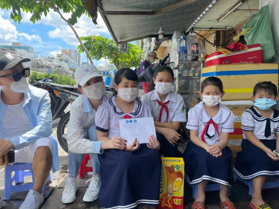Ngọc Trinh đã tâm sự về một mùa Trung thu rất đặc biệt vừa qua. Cụ thể cô đã quyết định tự tay mang đến những phần quà đầy ý nghĩa cho các em nhỏ. Ngọc Trinh đã hỗ trợ 73 suất học bổng năm học 2021- 2022 cho những em nhỏ trên những địa bàn Quận 4, Quận 8, Quận Bình Tân, Huyện Hóc Môn và Huyện Bình Chánh. “Hy vọng đây sẽ là 1 phần chia sẻ, động viên nho nhỏ cho sự mất mát, khó khăn cũng như giúp các em có thêm động lực để có thể hoàn thành tốt việc học của mình. Hy vọng rằng dịch sẽ sớm qua mau để Shbet16 chơi game trực tuyến có thể quay trở lại bình thường. Thật sự tới thăm nhà rồi mới thấy được sự buồn bã trên đôi mắt các em, Trinh thật sự rất xót” – Ngọc Trinh chia sẻ. Không ngại khó khăn và dịch bệnh, Ngọc Trinh đến tận nhà của những em nhỏ có hoàn cảnh không may mắn, mất cha mẹ vì Covid-19.