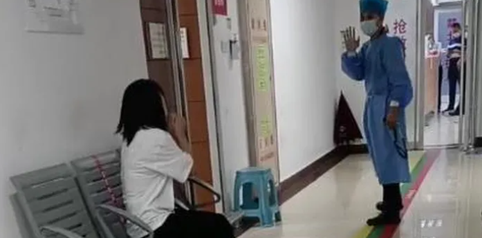 Hình ảnh người mẹ ở ngoài hàng lang bệnh viện cầu cứu bác sĩ cứu con mình.