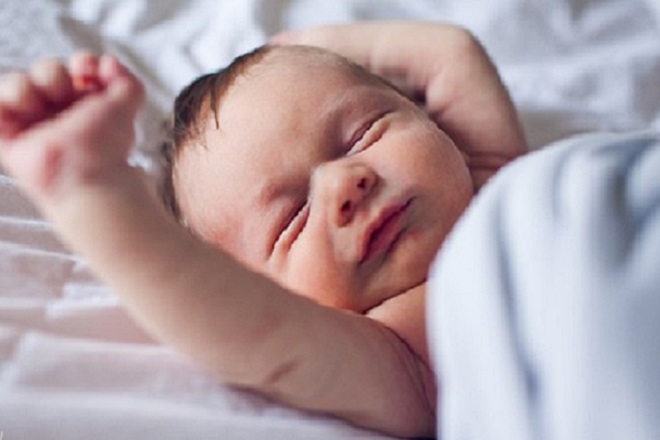 Muốn trẻ hết rướn mình khi ngủ mẹ có thể áp dụng những cách này