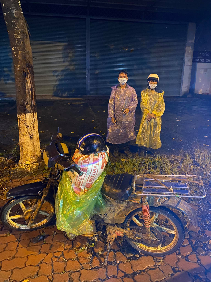 Hành trang của 2 anh em chỉ có vài bộ đồ cũ cùng chiếc xe máy tàn (Ảnh: Pháp luật và Bạn đọc)