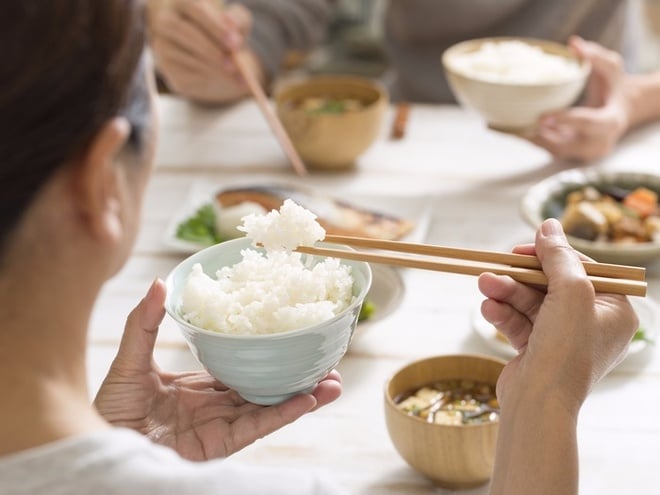 Ăn ít cơm tinh bột vào bữa tối