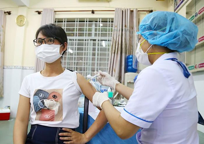Người dân TP.HCM được tiêm vaccine. Ảnh: HOÀNG GIANG