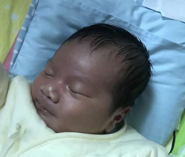 Tiểu Hoa và chồng đều là người Trung Quốc, tại sao có thể sinh ra một 