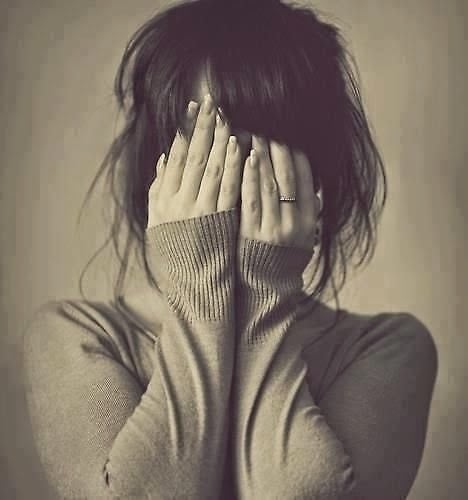 Cơ thể tìm cách báo hiệu cho bạn biết những hiểm nguy và từ đó sản sinh ra cảm xúc bất an, bồn chồn, dễ gây xúc động và khó kiềm chế được bản thân.    