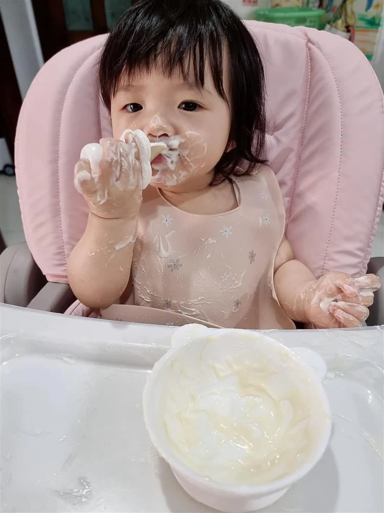 Đông Nhi chia sẻ loạt ảnh mới của tiểu công chúa Winnie. Cô bé đã khiến bàn ăn trở thành 