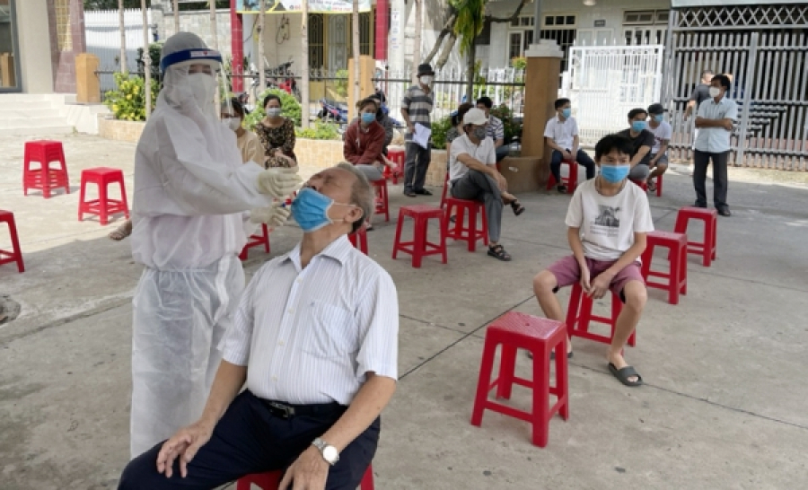 Lực lượng chức năng lấy mẫu xét nghiệm cho người dân TP.Biên Hòa (Ảnh: CDC Đồng Nai)