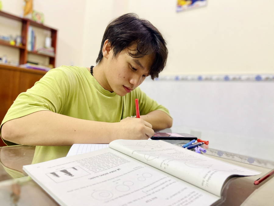 Bảo  luôn phấn đấu, nỗ  lực học hành để không phụ  lòng ba mẹ (Ảnh: Thanh Niên)