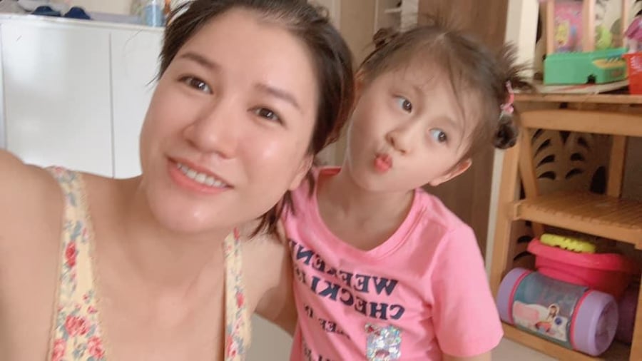 Trang Trần livestream công kích nữ CEO, một số dân mạng đã khuyên cô nên bình tĩnh và so sánh số tài sản của cả hai. Bị giáo huấn, Trang Trần bất ngờ liệt kê các khoản chi cho con từ khi sinh ra tới nay: 